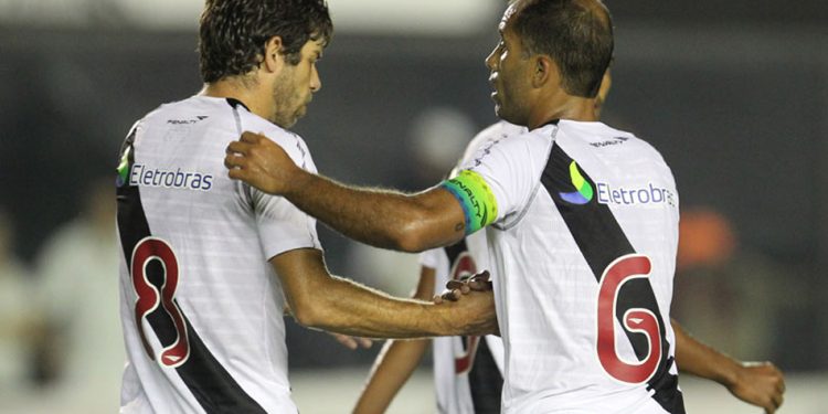 Treinador abre o jogo e explica "treta" entre Juninho Pernambucano e Felipe no Vasco