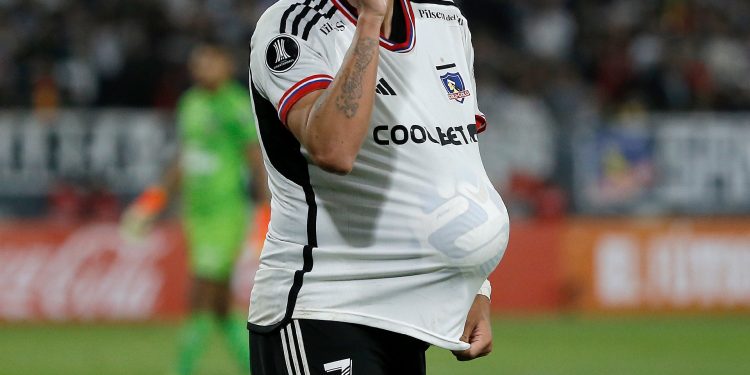 Vai voltar ou ser vendido? Confira a situação de Palacios, meia do Vasco