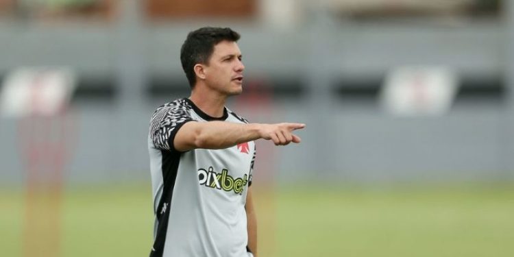 Vasco deve ter novidade contra o Fluminense