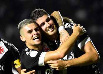 Vasco tem três jogadores pendurados para enfrentar o Coritiba