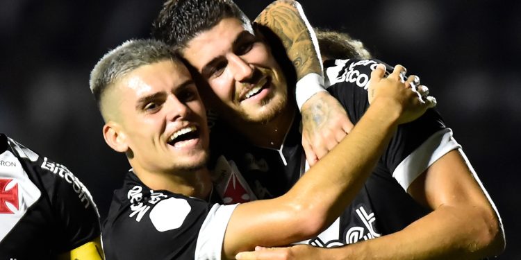 Vasco tem três jogadores pendurados para enfrentar o Coritiba