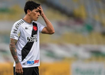Germán Cano tromba com a torcida do Vasco e é surpreendido