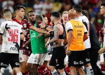 Ex-Vasco surpreende todo mundo ao assinar com Corinthians