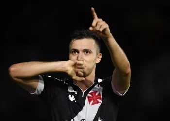 Lucas Piton, do Vasco, é pré-convocado pela seleção italiana