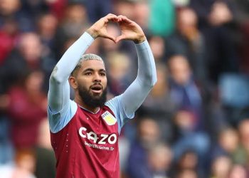 Cria do Vasco, Douglas Luiz marca golaço na Premier League; assista