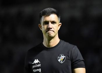 “Time sem vergonha” “Ei Barbieri, vai tomar no **” Torcida do Vasco se irrita após mais uma derrota