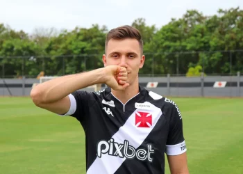 Lucas Piton estaria na mira de clube da 777 Partners; Vasco só vende por valor real do atleta