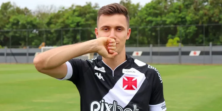 Lucas Piton estaria na mira de clube da 777 Partners; Vasco só vende por valor real do atleta