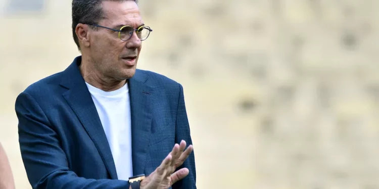 Luxemburgo indica, e Corinthians contrata profissional do Vasco