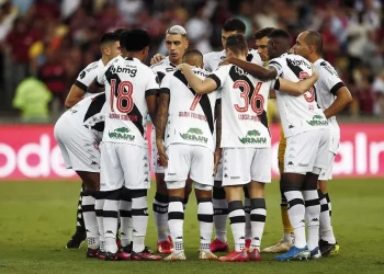 Zagueiro do Vasco faz discurso sobre fé em Igreja