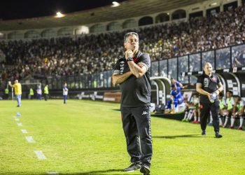 Vasco anuncia demissão do auxiliar Emílio Faro