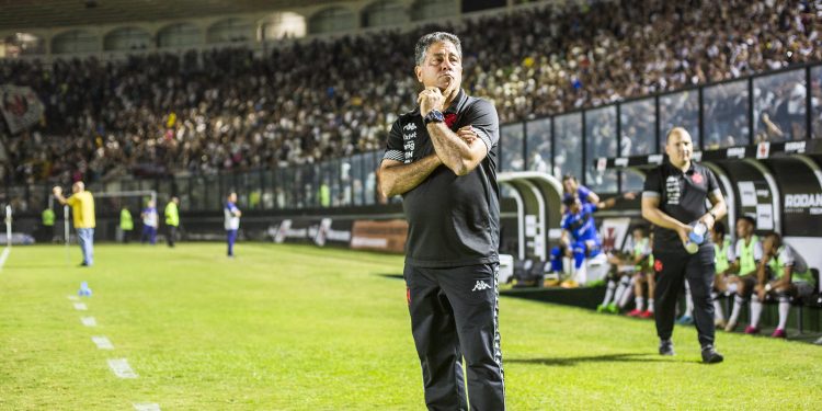 Vasco anuncia demissão do auxiliar Emílio Faro