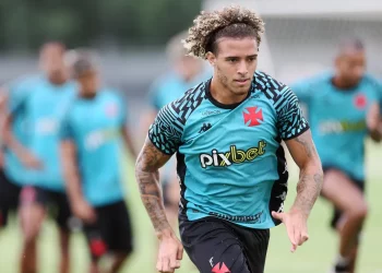 Vasco deve ter Figueiredo e Zé Gabriel titular contra o Goiás; confira provável escalação