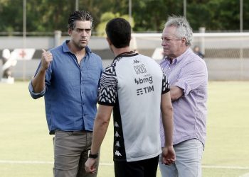 Vasco tem reforço certo e negocia com mais quatro jogadores; confira nomes