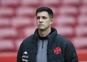 Vasco vacila e perde para o Internacional