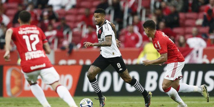 Desfalques no Vasco: Robson e Jair suspensos para o confronto contra o Goiás no Brasileirão