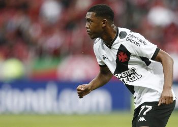Rayan, de 16 anos, impressiona positivamente em sua estreia como titular no Vasco