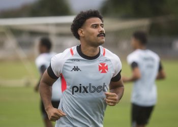 Gabriel Dias tenta retomada no Vasco e ganha respaldo do clube