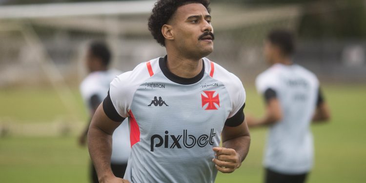 Gabriel Dias tenta retomada no Vasco e ganha respaldo do clube