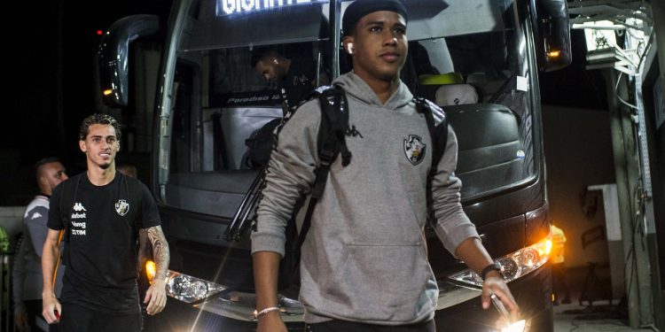 Andrey é suspenso após terceiro amarelo e se despede do Vasco