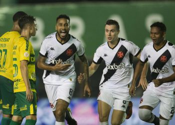 Volante Jair se destaca no Vasco mesmo com crise do clube