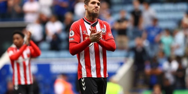 Lyanco fica distante do Vasco, diz site