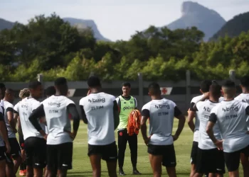 Barbieri ganha apoio do elenco e trabalha para recuperar confiança no Vasco