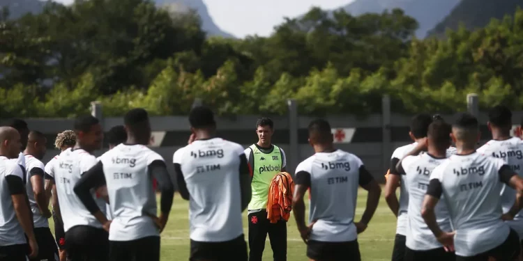 Barbieri ganha apoio do elenco e trabalha para recuperar confiança no Vasco