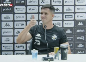 Barbieri sai de coletiva rindo e torcida do Vasco se revolta
