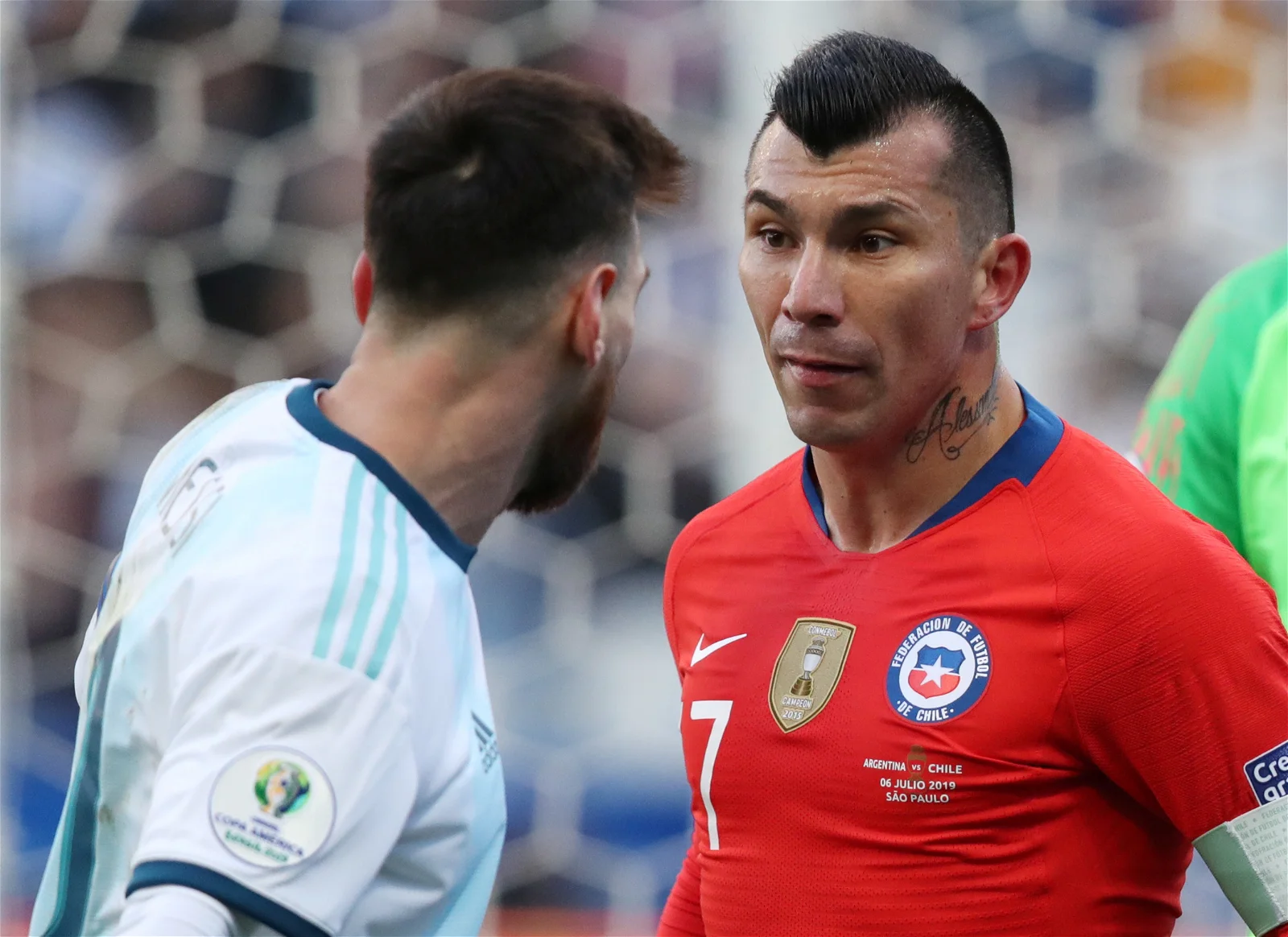 Codazo a gary medel