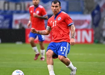 Contratado para ser volante no Vasco, Gary Medel prefere atuar como zagueiro na seleção chilena