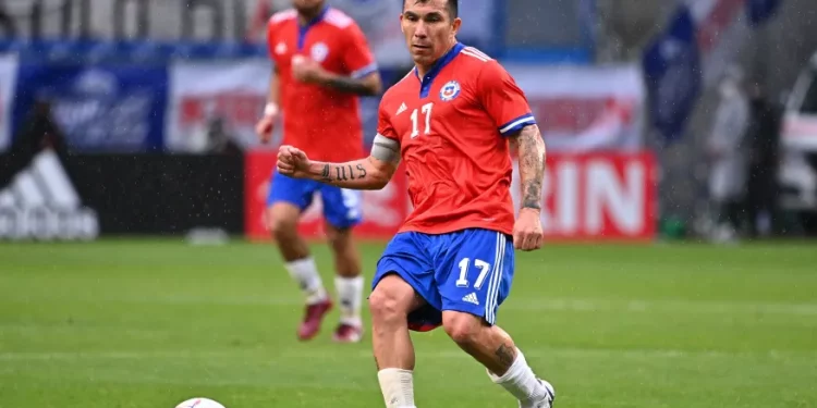 Contratado para ser volante no Vasco, Gary Medel prefere atuar como zagueiro na seleção chilena