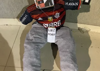 Eita! Vascaínos simulam enforcamento de CEO da SAF