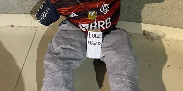 Eita! Vascaínos simulam enforcamento de CEO da SAF