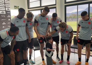 Vascaíno Gui visita treino do Vasco: “Passando aquela energia positiva”