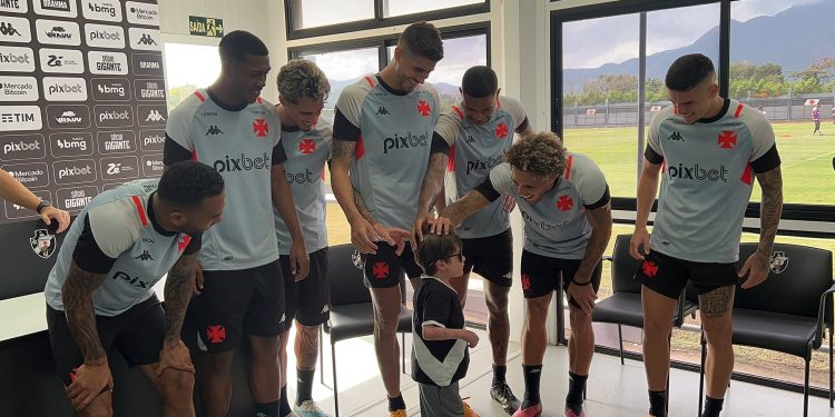 Vascaíno Gui visita treino do Vasco: “Passando aquela energia positiva”