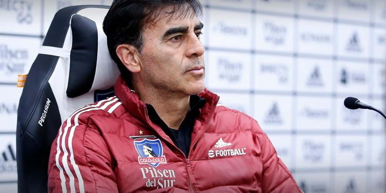 Gustavo Quinteros, técnico do Colo-Colo, é oferecido ao Vasco
