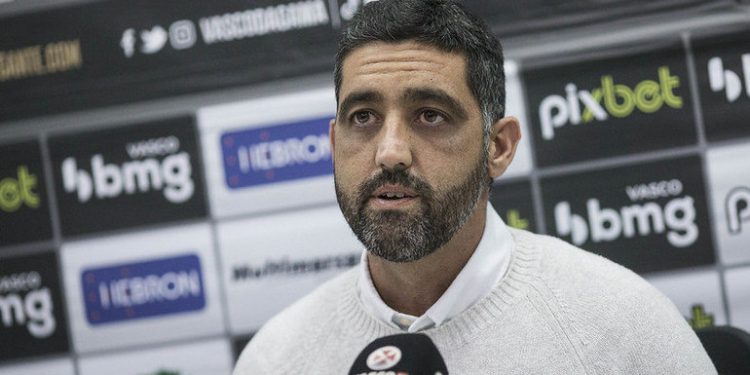 Vasco atrasa FGTS de funcionários, diz jornalista