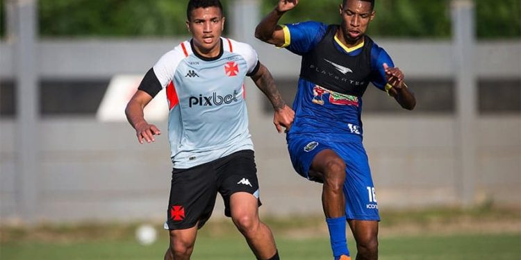 Mateus Carvalho ganha espaço no Vasco