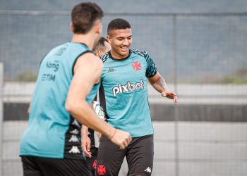 Mateus Carvalho "se destaca" em partida horrível do Vasco