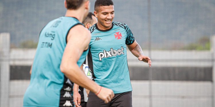 Mateus Carvalho "se destaca" em partida horrível do Vasco