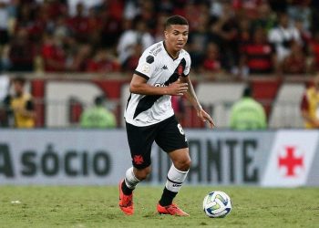 Matheus Carvalho anima torcida do Vasco e vira líder em desarmes