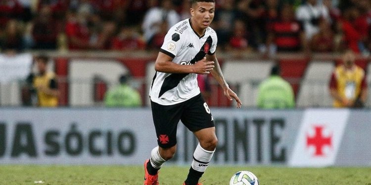 Matheus Carvalho anima torcida do Vasco e vira líder em desarmes
