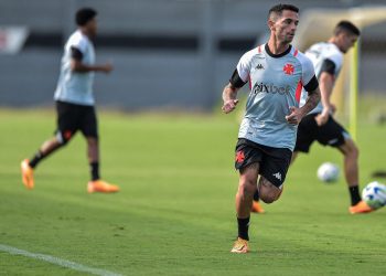 Merece uma chance? Carabajal vem se destacando nos treinos do Vasco