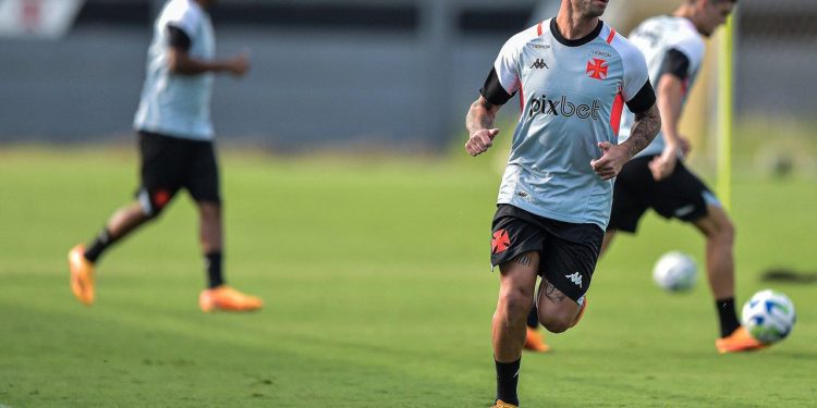 Merece uma chance? Carabajal vem se destacando nos treinos do Vasco