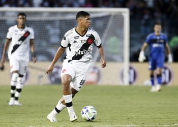 Possível baixa no Vasco! Barros sai do Maracanã de cadeira de rodas e será reavaliado