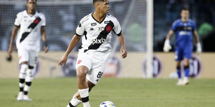 Possível baixa no Vasco! Barros sai do Maracanã de cadeira de rodas e será reavaliado