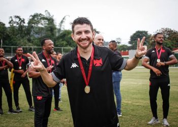 Vasco: Carlos Brazil acredita que William Batista será técnico de ponta