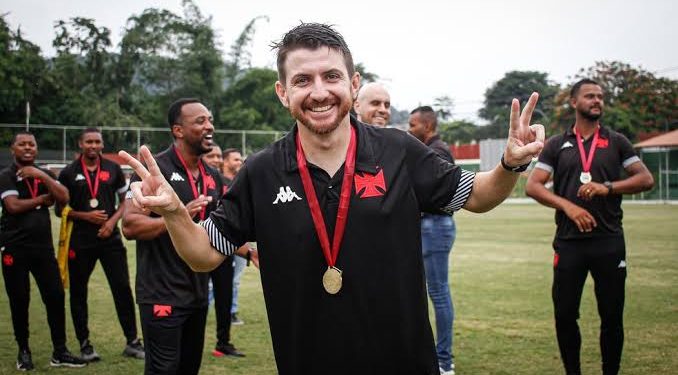 Vasco: Carlos Brazil acredita que William Batista será técnico de ponta