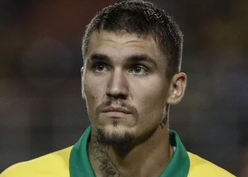 Vasco não desiste de zagueiro Lyanco